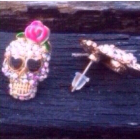 Enchanting Sparkly Crystal Encrusted Skull Studs - Picture 5 of 6